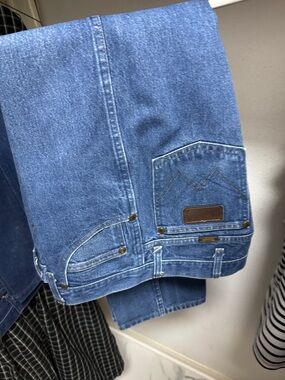 Wrangler Men’s Slim Jeans in Medium Blue